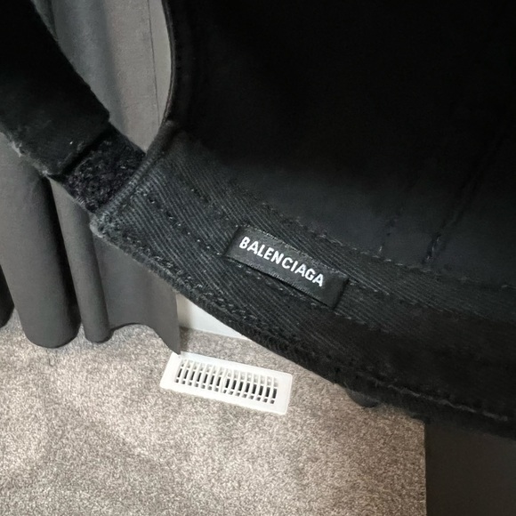 BALENCIAGA HOTELS AND RESORTS HAT - Picture 2 of 3